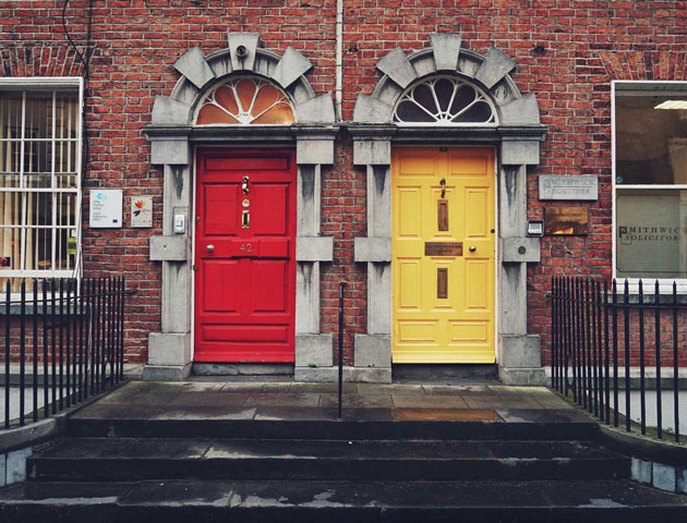 Dva stejné domy s různobarevnými dveřmi